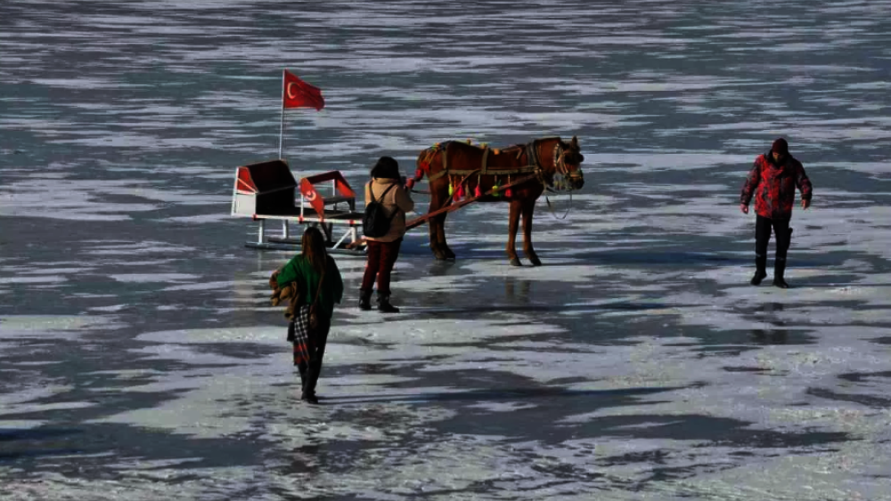 Ziyaretçiler, kızak gezintileriyle ünlü donmuş gölü dolduruyor