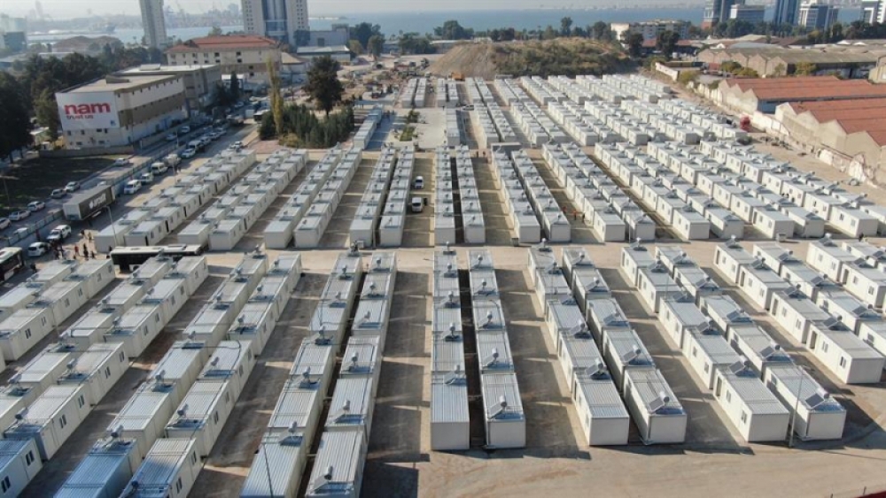 Depremde İzmir'de ilk sakinler 'konteyner şehir'e sığındı