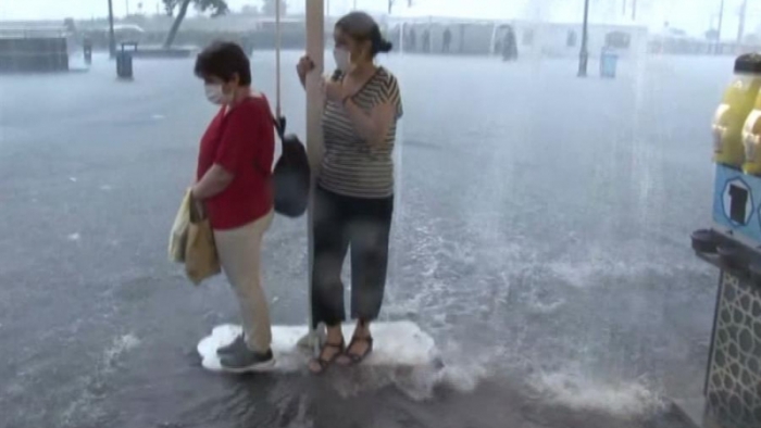 Şiddetli yaz yağmuru İstanbul'a çarptı, ulaşım aksaması