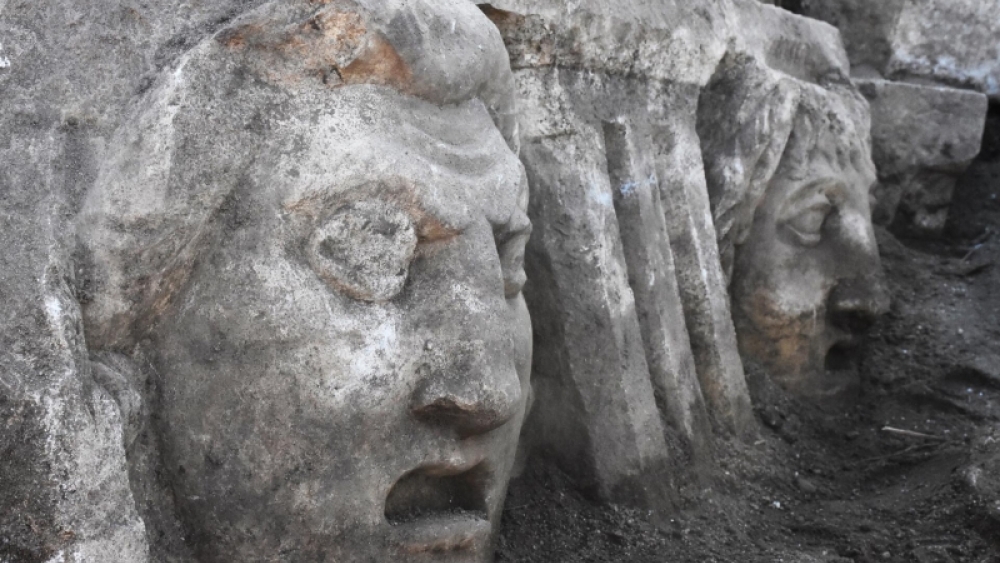 Strakonikeia antik tiyatrosunda ortaya çıkan mitolojik maskeler